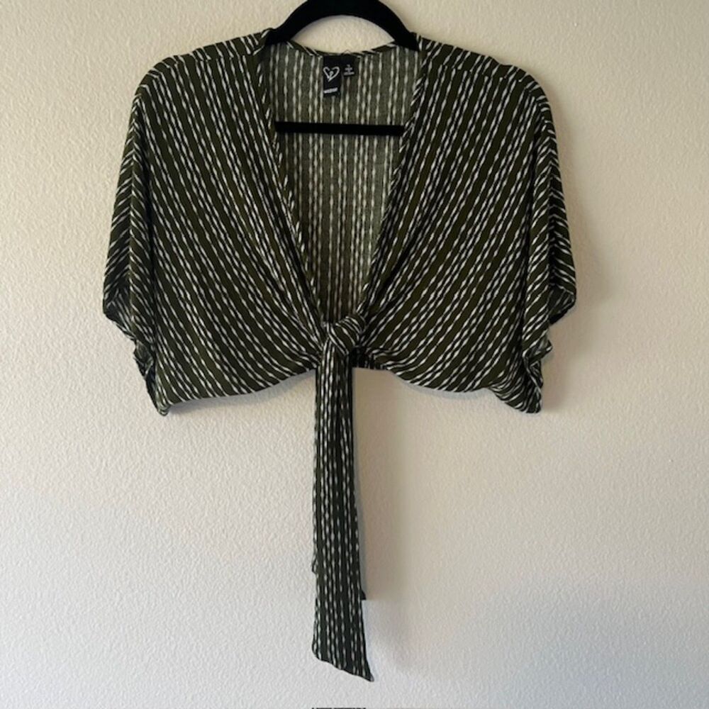 Windsor Short Sleeve Tie Front Crop Top Size S Green White Pattern